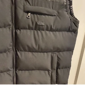Lacoste väst  - Säljer en väldigt fin Lacoste väst som knappt är använd, nyskick, storlek L passar M👌🏽