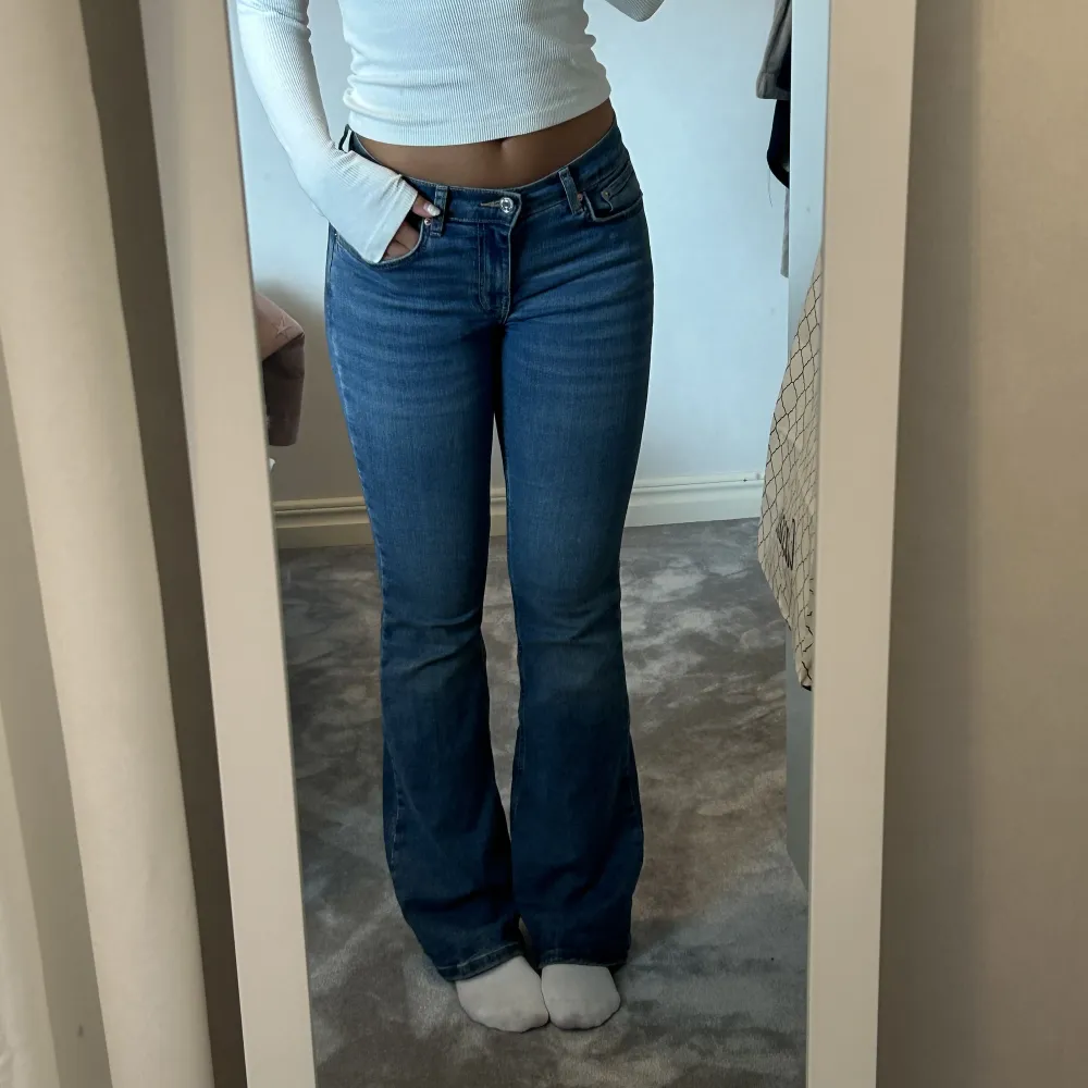 Superfina lågmidjade bootcut jeans från Gina tricot!🌺Storlek 36 (har en liten slitning längst ner se sista bilden, annars superskick) Jag är 165cm.. Jeans & Byxor.