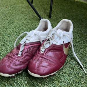 Nike läderskor - Schyssta fotbolls-läderpjuks oldschool