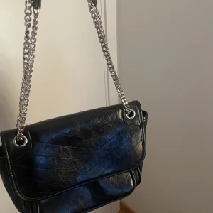 Väska - Säljer denna jätte snygga och rymliga axelremsväska med justerbara band❤️ Bandet på väskan kan man antingen ha lite kortare elelr lite längre, väskan har många små fack❤️ pris kan diskuteras☺️