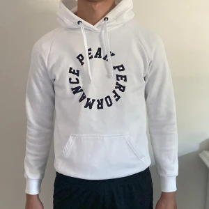 Peak hoodie - Fin hoodie som inte används mer, i bra skick och använd fåtal gånger. Skriv vid frågor och pris går att diskutera!☺️