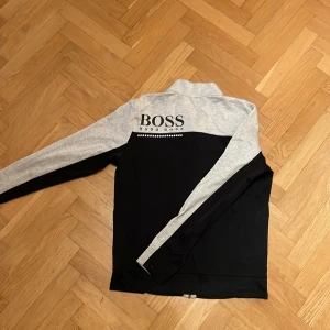 Hugo Boss tröja - Consume Consume Consume  Clean boss tröja, skick 9/10 