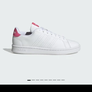  Adidas Skor - Ett par jättefina rosa/vita adidas sneakers i nästan nyskick. Använda max 5 gånger pga att dem är för stora för mig. Dem är i storlek 38 och köpta för 1000kr. 