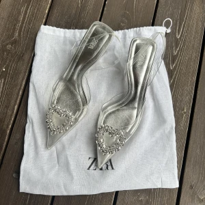 Silvriga klackar - Superfina silvriga klackar från Zara, endast använda en gång! Låga och sköna att gå i och så fina, men kommer tyvärr inte till användning🤍🤍 Storlek 38