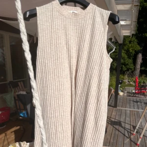 Klänning - Skönt lch myaig klänning för sena sommarkvällar, köpte på hm tror ja nästan aldrig använd
