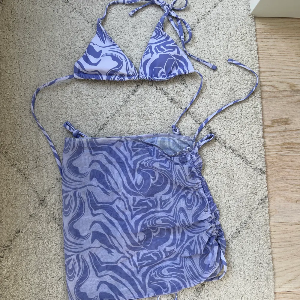 Säljer denna lila bikini från SHEIN. Den är helt oanvänd och det kommer med en liten kjol till. Bikinin är i storlek xs och var tyvärr för liten för mig.. Accessoarer.