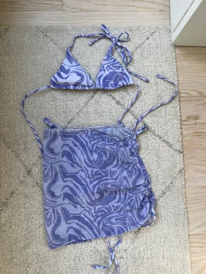 Lila Bikini - Säljer denna lila bikini från SHEIN. Den är helt oanvänd och det kommer med en liten kjol till. Bikinin är i storlek xs och var tyvärr för liten för mig.