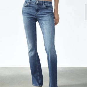 Zara jeans! - Säljer dessa snygga lågmidjade bort cut jeansen ifrån zara. Använda 2 gånger pågrund av att ej gillar hur dom satt på mig.  