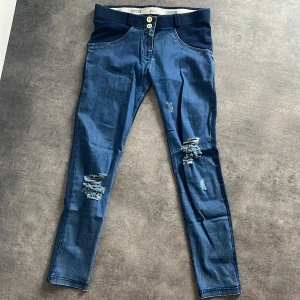 Freddy WR.UP Jeans - Freddy WR.UP Jeans 36/S. Väldigt snygga och sitter som en smäck på rumpan. De har tyvärr 2 pyttesmå hål - därför priset så billigt. De går att sy in hålen igen.  Nypris 1699kr 