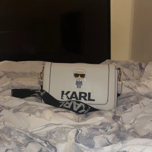 Väska - Gammal födelsedagspresent, mycket utrymme skriv gärna privat för mer info och bilder! 