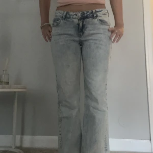 Jeans - Lågmidjade jeans från H&M i st 38 men passar mig som har 34 eller 36