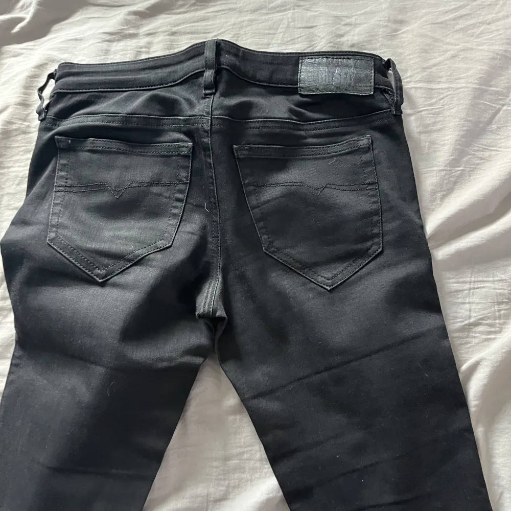 Svarta diesel jeans för små för mig. Jeans & Byxor.