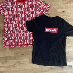 2 pack - Säljer nu mina snygga tröjor av väldigt bra kvalite. Bra skick & tagit väl hand om dem. Tål att tvättas i tvättmaskin 30grader Du får 2st i storlek S/M Tidlösa och går att matcha till det mesta! Priset är 85 exkl frakt.