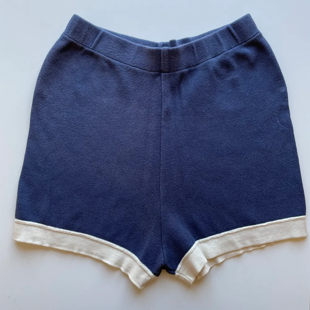 VINTAGE- stickade blå/ vita shorts i bomull från Benetton, tidigt 90-tal, storlek XS. Shorts.