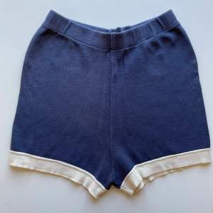 VINTAGE- stickade blå/ vita shorts i bomull från Benetton, tidigt 90-tal, storlek XS