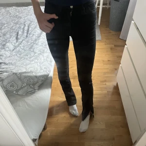gina bootcutjeans - säljer mina gina jeans, i modellen ”molly slit jeans”. De är bootcut med slits i svart, fint använt skick. Storlek s, kan upplevas mindre. Nypris 400kr😊
