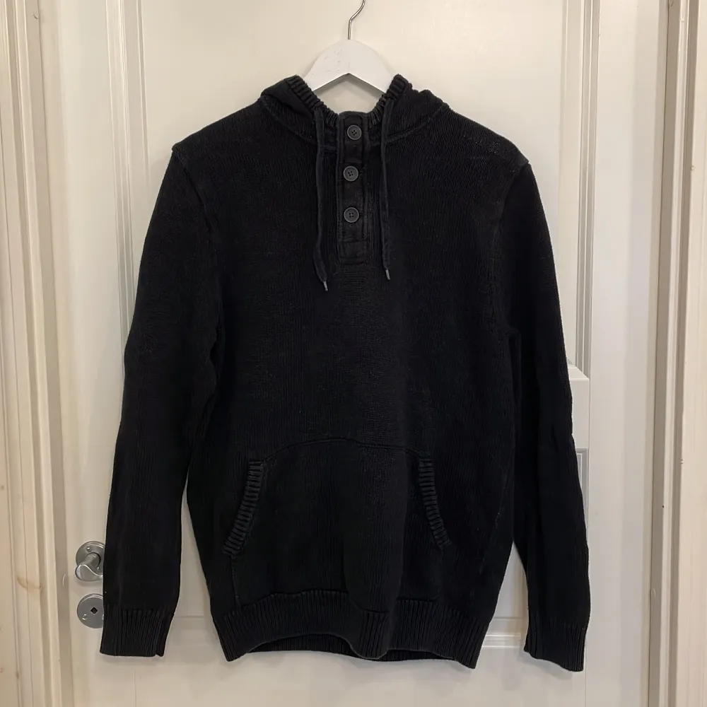Säljer denna svarta hoodie som inte används. Är en man modell men jag har använt den som en oversized hoodie, skit snyggt!. Hoodies.