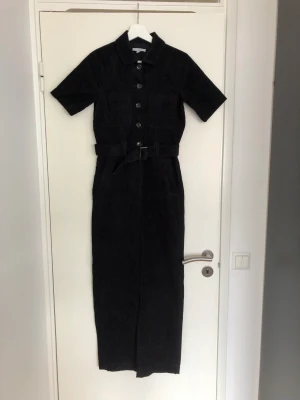 Jumpsuit Other Stories - Svart manchester jumpsuit från Other stories. Strl:34 Använd ett 2 ggr  Köpt för 1099 kr  Säljs för 400 kr exkl frakt  Kan mötas upp i Göteborg   Finns på andra sidor