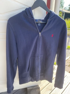Ralph lauren zip hoodie  - Tja. Säljer dennna zip hoodie får ralph lauren för att den inte används längre. Den är i fint skick och sitter i xl i barn storlek och xs-s i vuxen storlek!