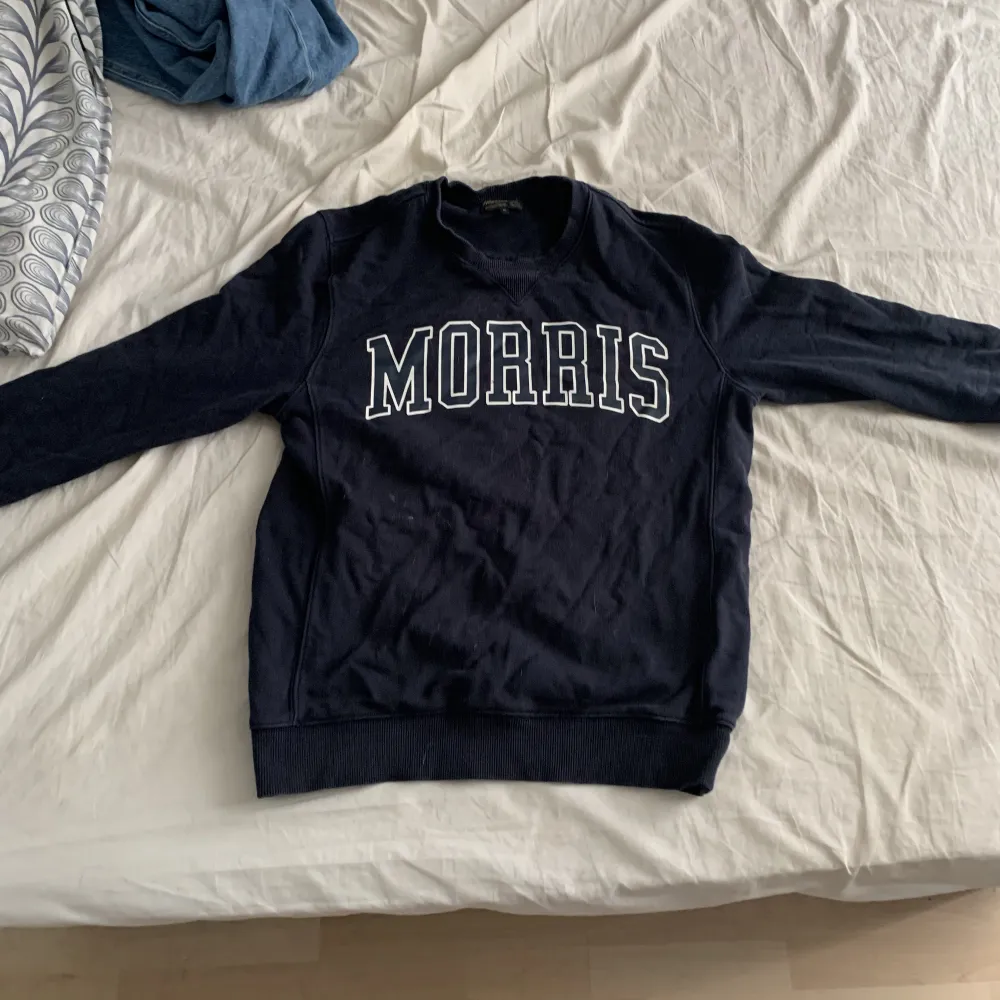 Säljer min Morris sweatshirt knappt använd. Nypris 650kr. Storlek M. Tröjor & Koftor.