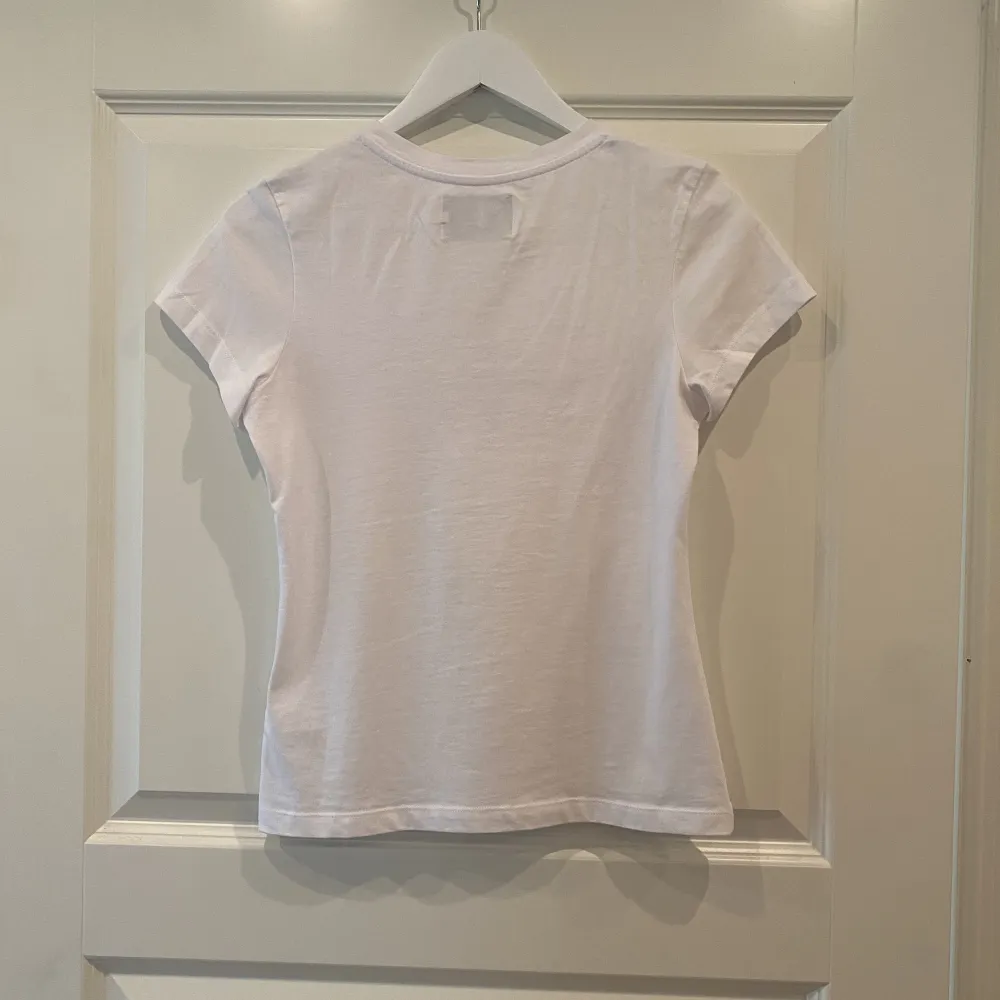 Säljer denna vita t-shirt från Calvin klein då den tyvärr är för liten för mig🫶🏻. T-shirts.