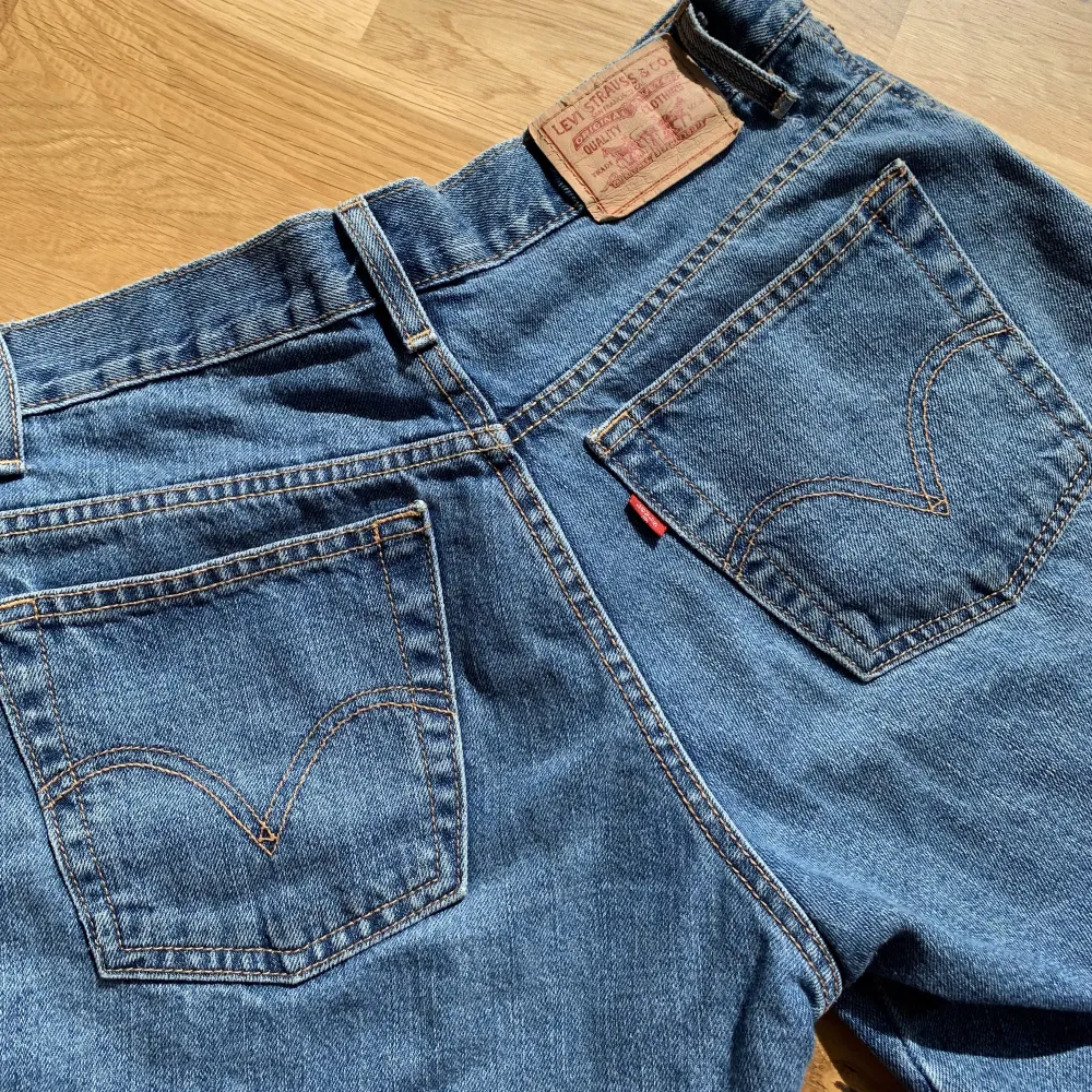 Levis jeansshorts, lite längre modell. Uppskattar storleken som en S/M och då sitter de midwaist.  Midjemåttet är 84 cm (mätt med måttband). Shorts.