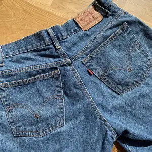 Levis jeansshorts, lite längre modell. Uppskattar storleken som en S/M och då sitter de midwaist.  Midjemåttet är 84 cm (mätt med måttband)