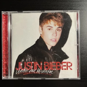 Justin bieber cd under the mistletoe  - Begangnat skick men inget fel på skivan!