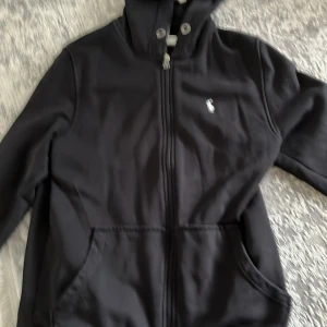 Polo Ralph Raulen kofta  - Svart Polo Ralph Lauren kofta - svart färg och i ordentligt skick.