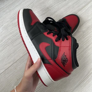 Air Jordan 1 mid - Säljer dessa sjukt snygga jordans för att de tyvärr inte kommer till nån användning. Använd fåtal gånger så de är i nyskick! Hör av er vid frågor eller fler bilder🙏🏼🩷 frakten tillkommer