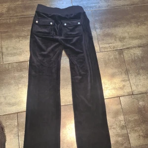 Mörklblå juicy byxsor - Hej,jag säljer mina juicy byxsor då jag inte fått andvändning av dom, dom är andväna en gång men inget mer dom är in ny skick!