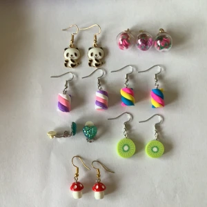 Örhängen - Berlocker - Pärlor - Superfina örhängen, berlocker och pärlor!! Örhängen - 19kr st, 34kr för ett par örhängen. Berlocker- 15kr st Alla pärlor - 24kr