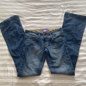 Lågmidjade jeans  - Jag säljer mina superfina jeans från Bershka. Dem är dem är lite tajta vid låren och så har dem lite slitningar längst ner på jeansen, men det är inget man tänker på. Jag är typ 1,70 och dem är bra i längden men dem passar säkert om man är lite kortare. 