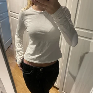 Vit topp  - En vit långärmad tröja från hm