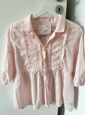 Rosa blus från Odd Molly - Säljer denna supergulliga blusen från Odd Molly. Storlek 1, oanvänd då den är för liten för mig. 😊