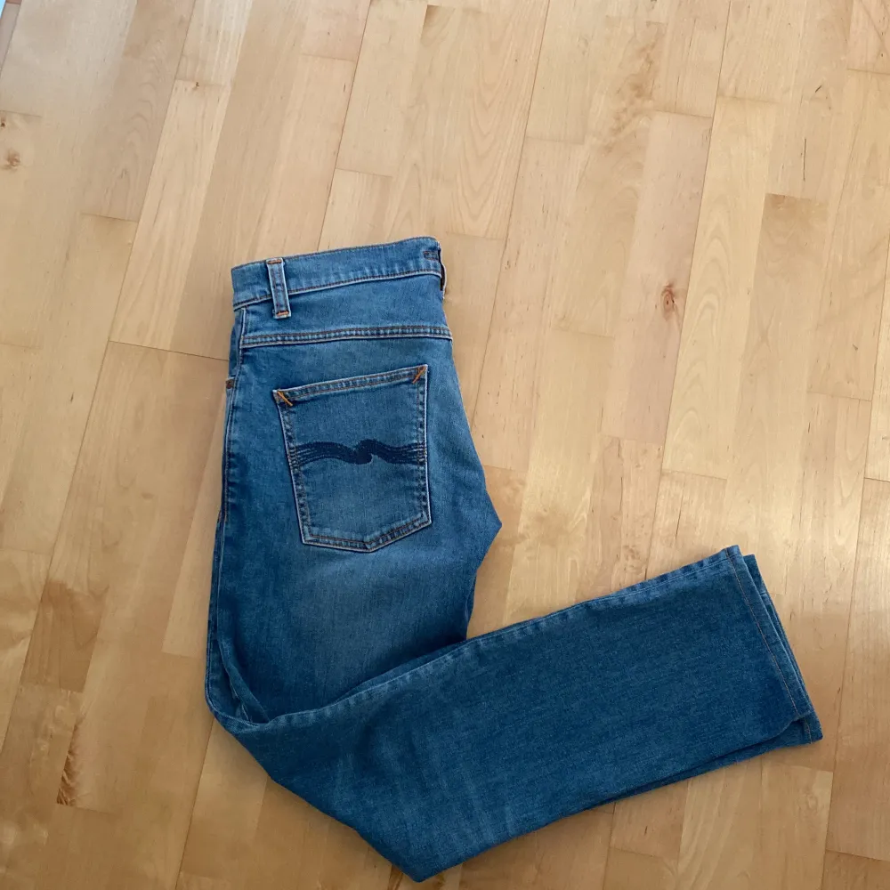 Tja, säljer nu mina super snygga Nudie jeans. De är i den populära modellen ”grim Tim”. De är i mycket bra sick. Nypris ligger runt 1600 kr. Hör av er om ni har några frågor eller funderingar. . Jeans & Byxor.