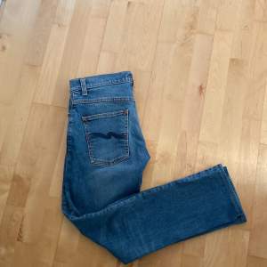Tja, säljer nu mina super snygga Nudie jeans. De är i den populära modellen ”grim Tim”. De är i mycket bra sick. Nypris ligger runt 1600 kr. Hör av er om ni har några frågor eller funderingar. 