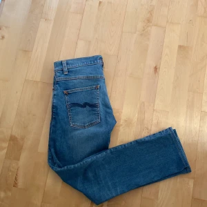 Nudie jeans - Tja, säljer nu mina super snygga Nudie jeans. De är i den populära modellen ”grim Tim”. De är i mycket bra sick. Nypris ligger runt 1600 kr. Hör av er om ni har några frågor eller funderingar. 