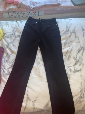 Mid-Rise byxor från Weekday - Säljer ett par raka byxor från Weekday💕 Midjan är 67cm, innerbenet är ungefär 70cm. Passar inte mig på längden som är 174cm. Har ett slags sammetstyg med ränder. Priset kan diskuteras. Storleken är 36 men passar på mig som normalt är 34.
