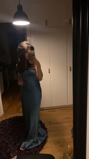Balklänning - Säljer min jättesnygga fest/bal klänning ❤️. Jag är 160cm och klänningen är endast använd en gång 🥰pris går att diskutera ❤️