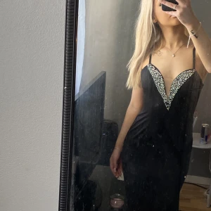 Lång klänning  -  Ny klänning använd en gång betalade 700 säljer den för 300 säljer för att jag inte använder den längre  Frakten står för köparen!