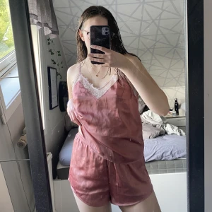 Pyjamas-set  - Superfin pyjamas från HM som är oanvänd, alltså bra skick💗