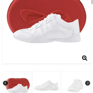 Cheer skor 🤍 - Vita cheer skor, märke  ( Nfinity Evolution). Är i bra skick och pris kan diskuteras !!  ( väskan ingår med skorna ) 