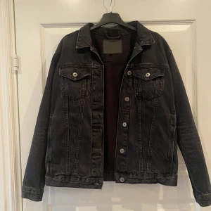 Svart jeansjacka - Säljer denna fina jeansjacka från lager 157 då den tyvärr är för liten för mig🫶🏻