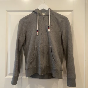 Tommy Hilfiger hoodie - Säljer denna fina tommy hilfiger hoodie då den tyvärr är för liten för mig, pris kan diskuteras🫶🏻