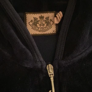 Juciy couture  - Vintage Juicy couture från 2002  Bra skick men lite sliten på högra fickan. Det står storlek M men skulle nog säga att det var S