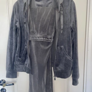 Mjukis set - Ett grått mjukisset från Gina tricot i storlek S. Det är välanvänt men fortfarande bra skick!