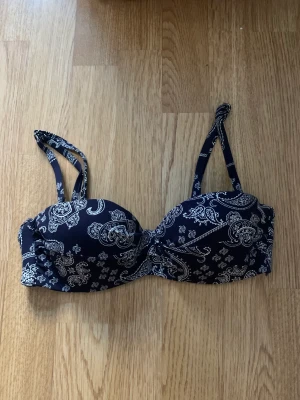 Bikini - Fin blå-vit bikiniöverdel med bygel, endast använd  enstaka gånger