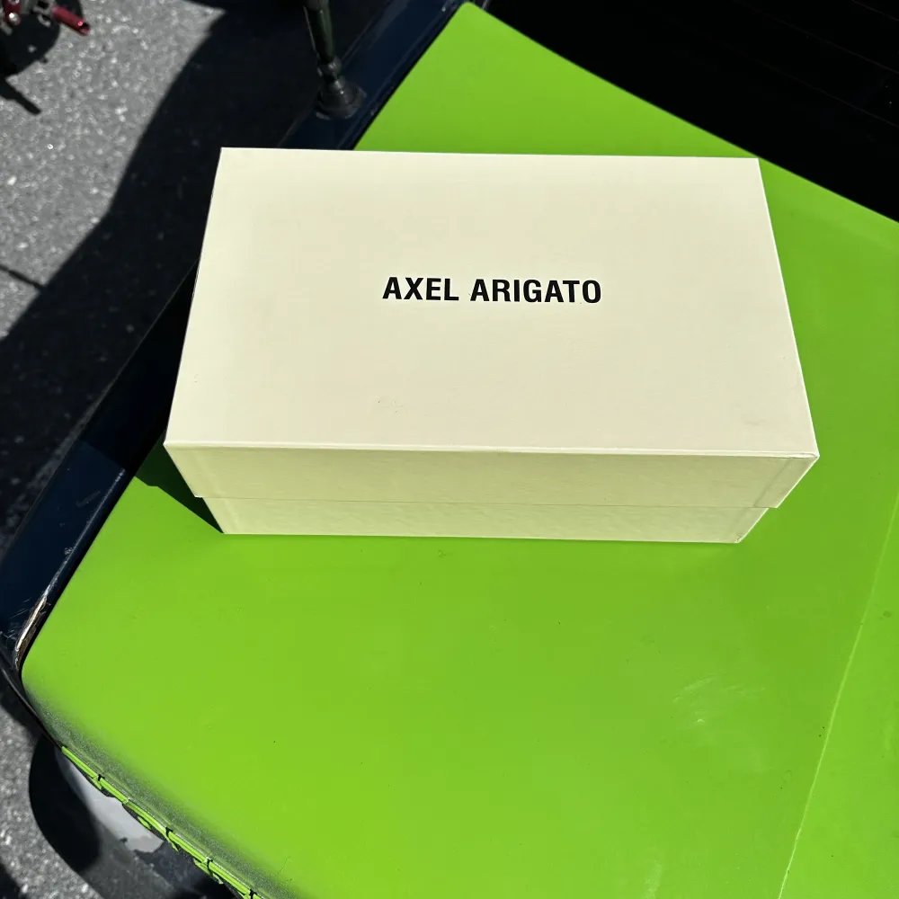 Aäljter ett par Axelarigato skor som nästan aldrig har avänds.  Skorna heter Axel Arigato platform sneaker white/black  Ny pris 1850 Mitt pris 600. Skor.