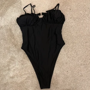 Baddräkt  - Oanvänd baddräkt som sitter bara i garderoben. Små storlek. Jätte snygg på baksidan